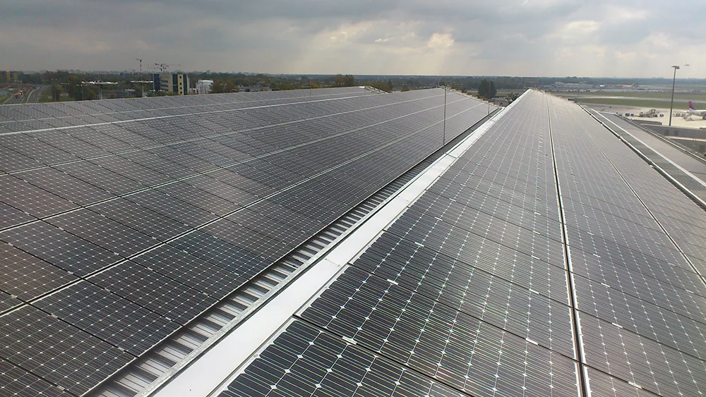 Instalacja fotowoltaiczna 800 kWp na dachu Terminala T1 Lotniska Chopina