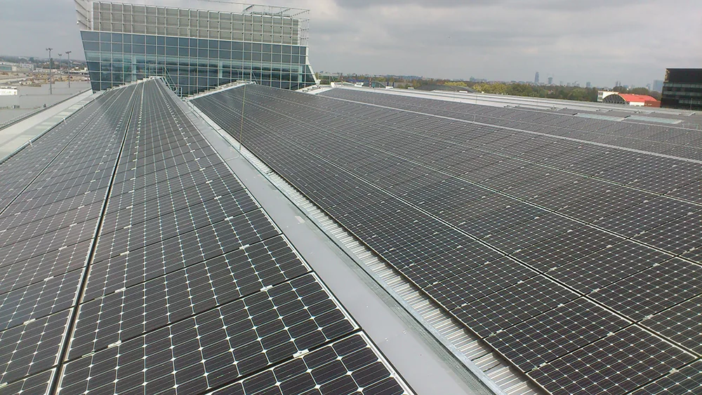 Instalacja PV na dachu terminala lotniska